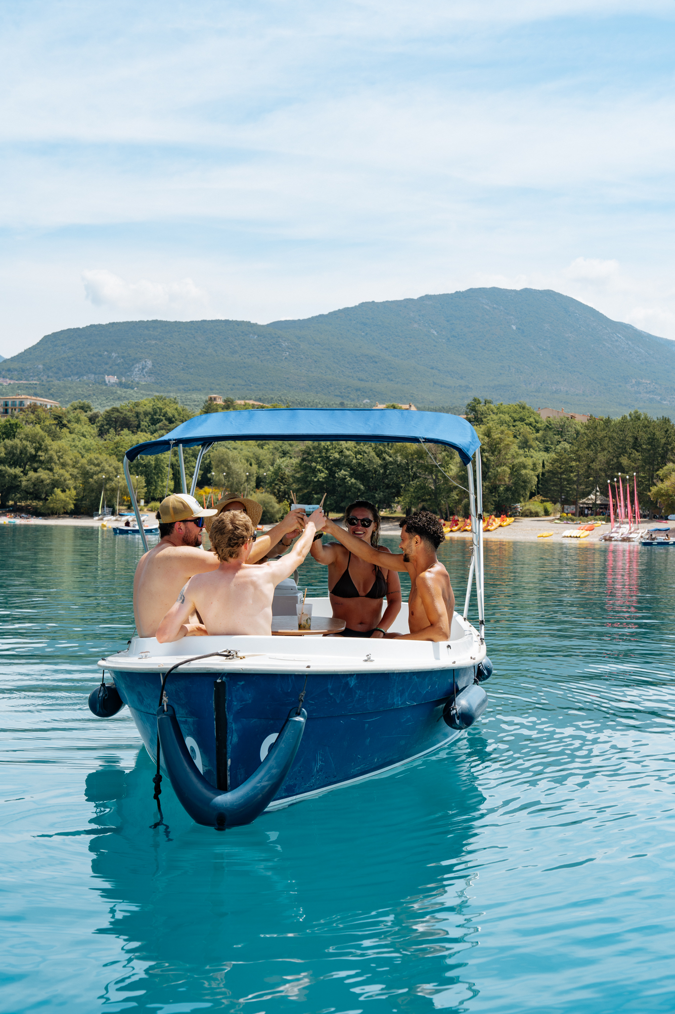 Groupe d'amis au lac — événement privé au Surf Center