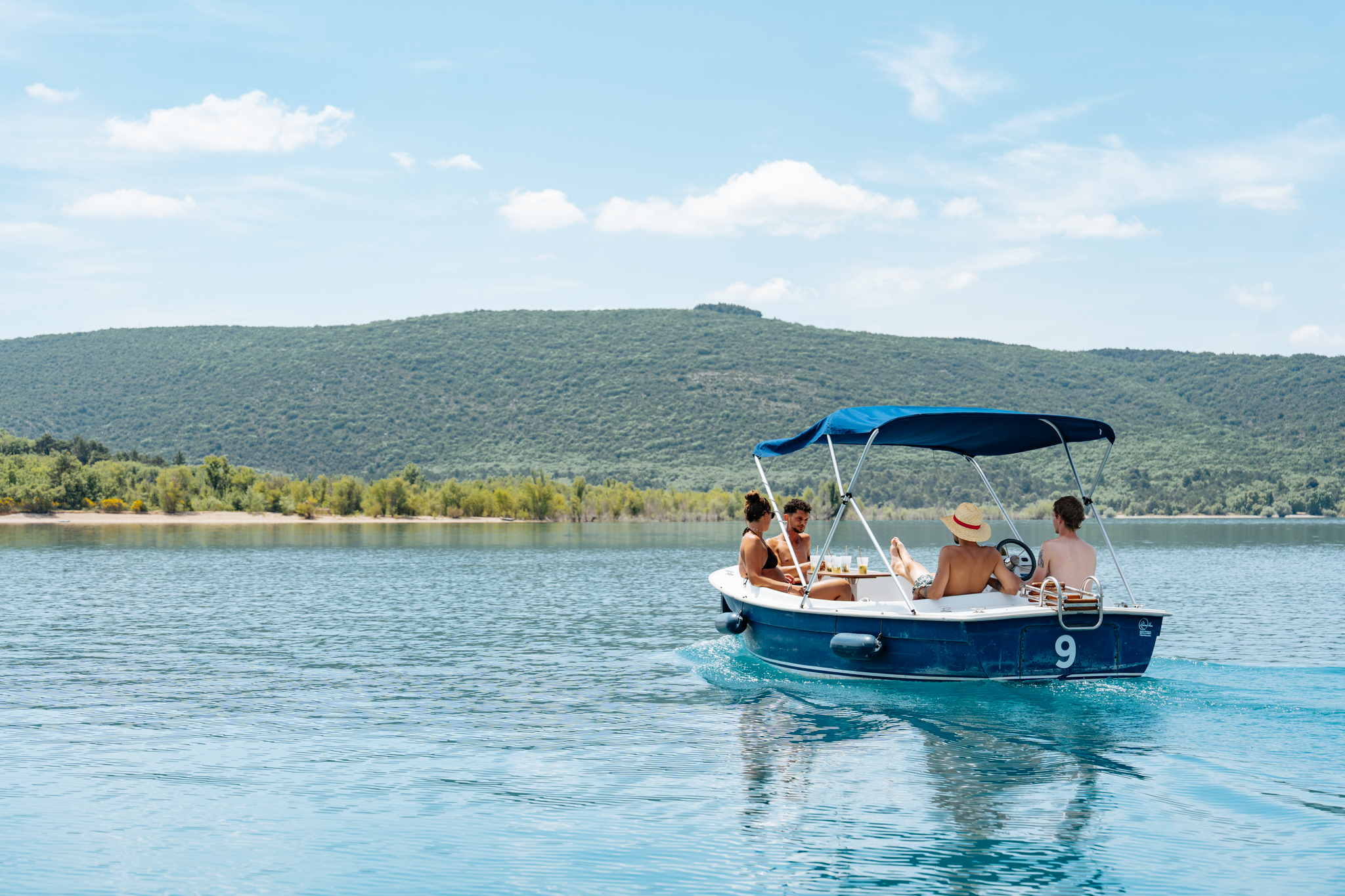 Découvrez le lac de Sainte-Croix en bateau électrique