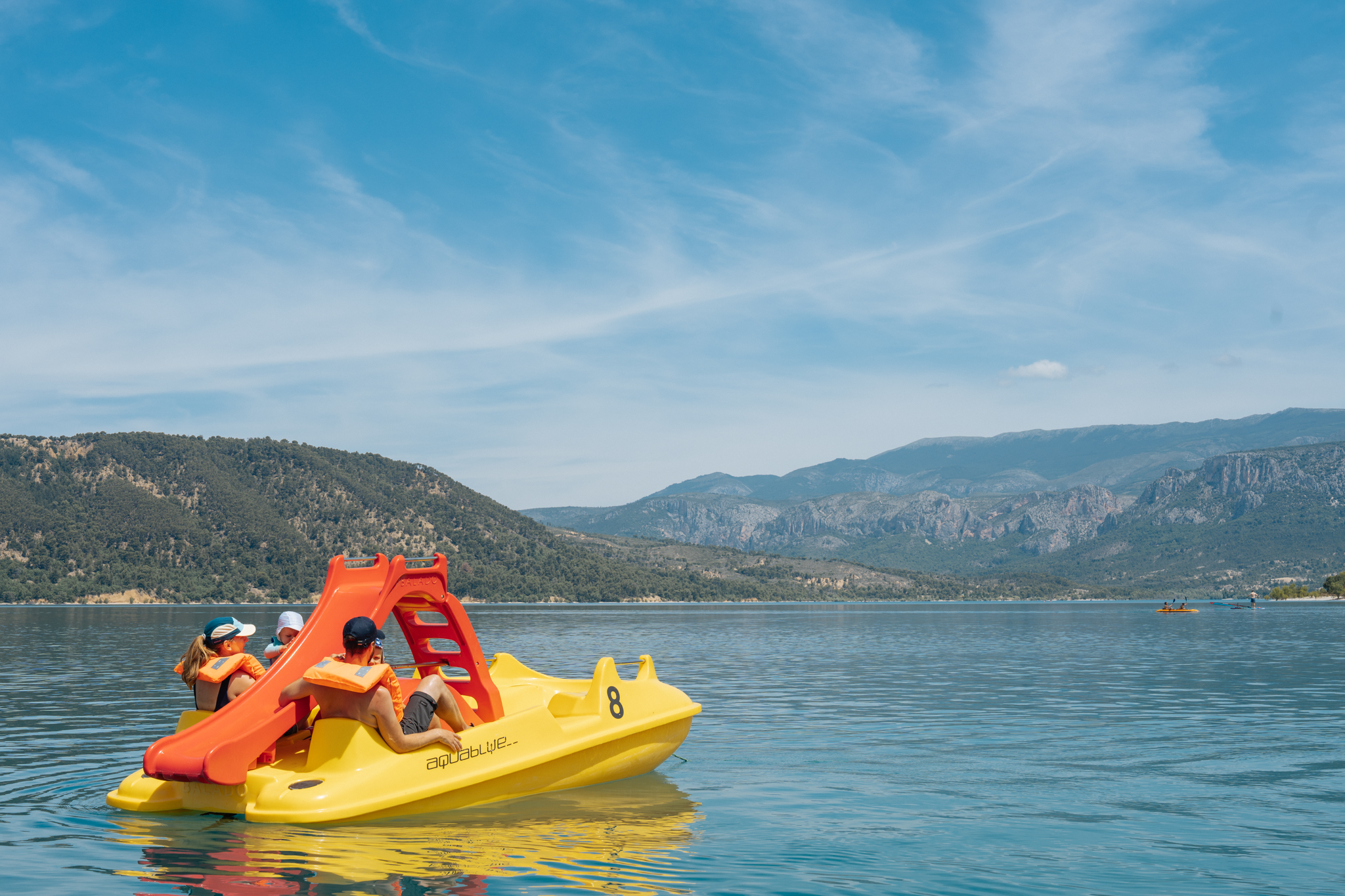 Animations au Surf Center — activités nautiques et bien-être au lac de Sainte-Croix