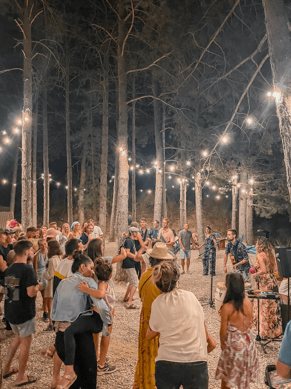 Coucher de soleil sur le lac de Sainte-Croix — concerts et soirées au Surf Center